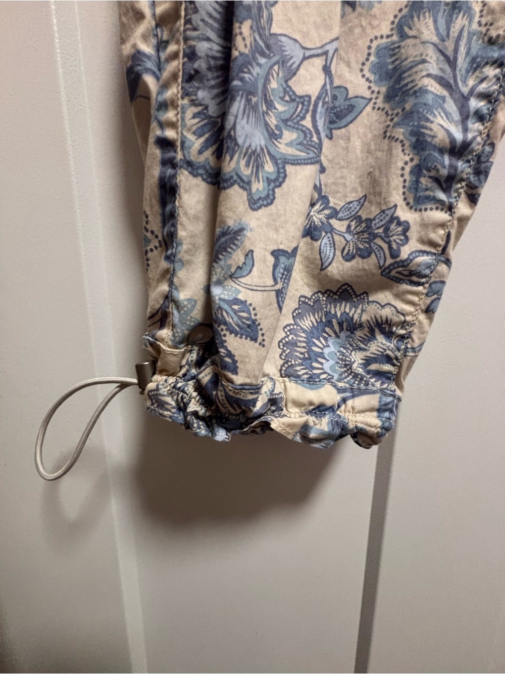 Democracy Floral Cargo Capris Size 6 - Picture 5 of 7